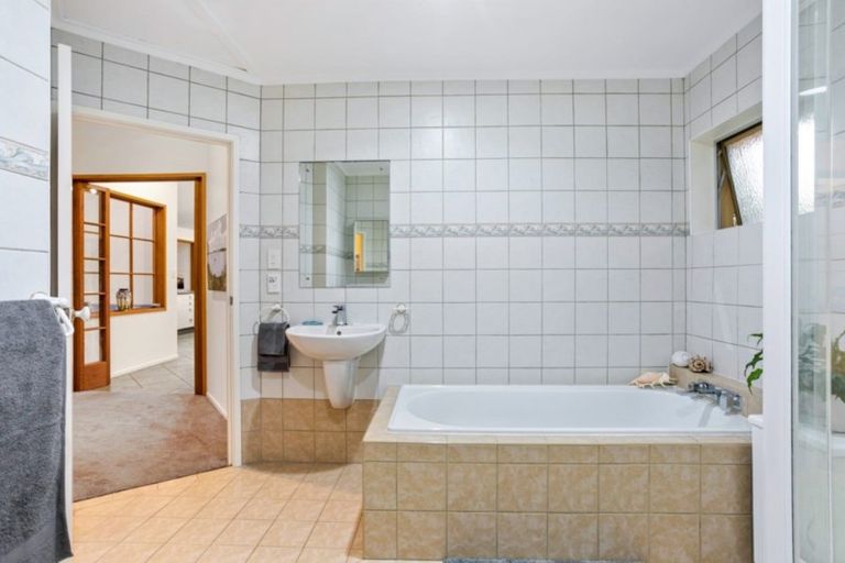 Photo of property in 1/48 Masterton Road, Rothesay Bay, Auckland, 0630