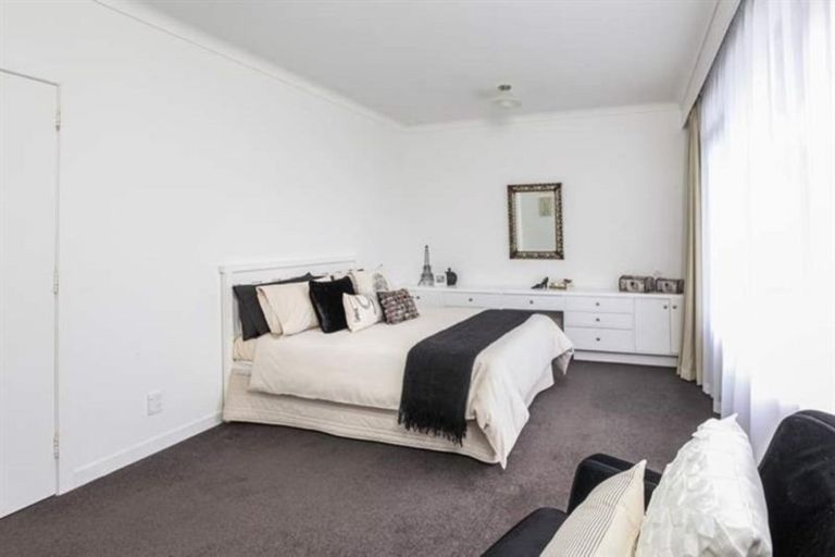 Photo of property in 132 Mountain Road, Henderson Valley, Auckland, 0612