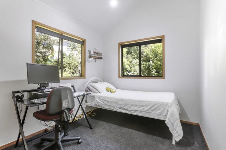 Photo of property in 9 Longfellow Parade, Glen Eden, Auckland, 0604