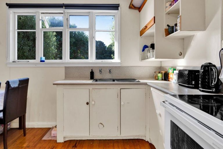 Photo of property in 2 Awanui Street, Merrilands, New Plymouth, 4312