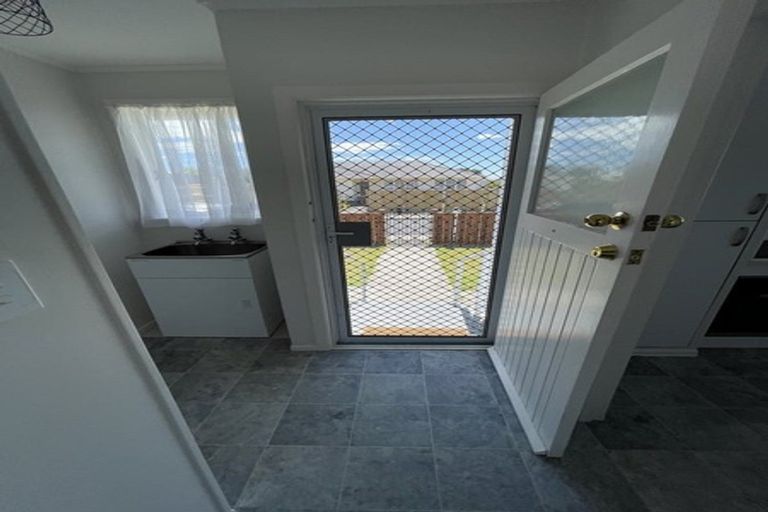 Photo of property in 2 Maybelle Place, Kelston, Auckland, 0602