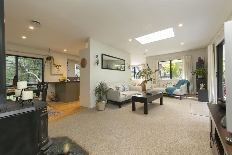 Photo of property in 420 Scenic Drive, Waiatarua, Auckland, 0612