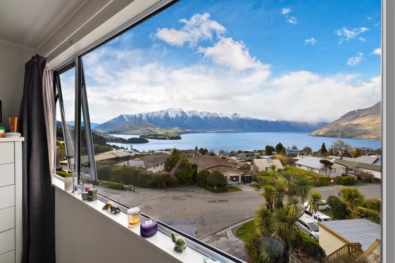 Photo of property in 32 Avalon Crescent, Fernhill, Queenstown, 9300