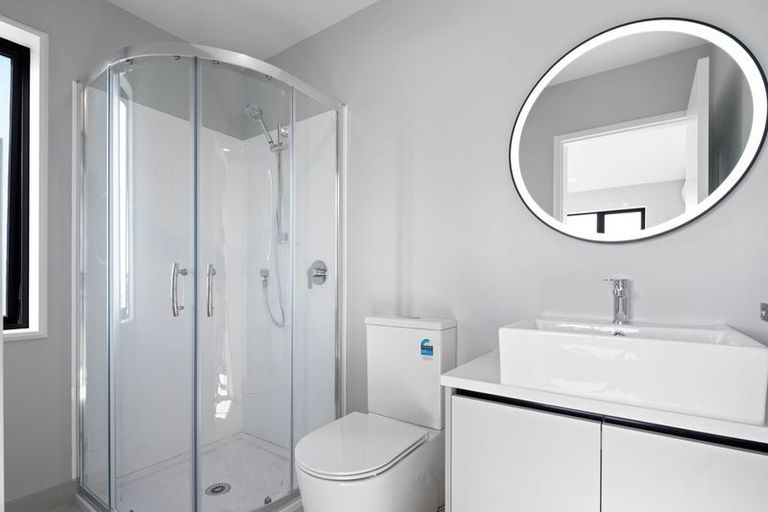 Photo of property in 8 Taipahitini Road, Rosehill, 2113