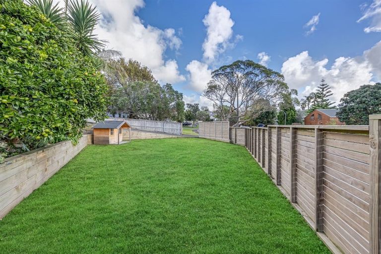 Photo of property in 11 Raphael Place, West Harbour, Auckland, 0618