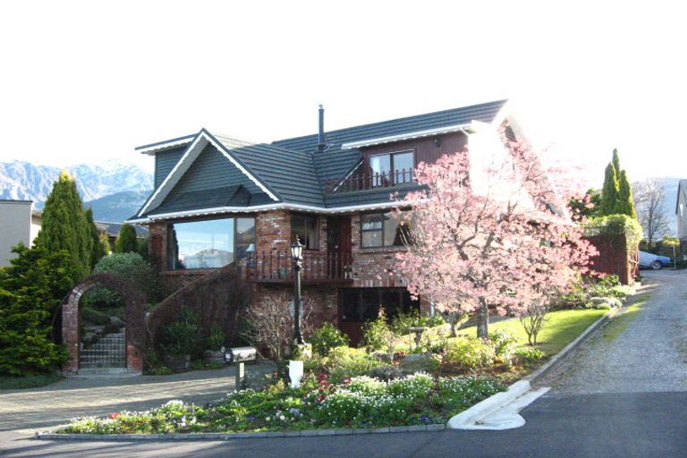 Photo of property in 79 Cedar Drive, Kelvin Heights, Queenstown, 9300