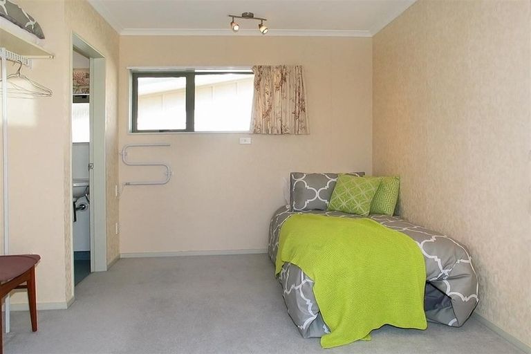 Photo of property in 46a Baylands Drive, Newlands, Wellington, 6037