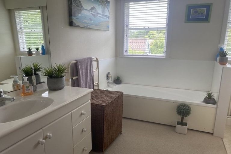 Photo of property in 50 Seaview Road, Paremata, Porirua, 5024