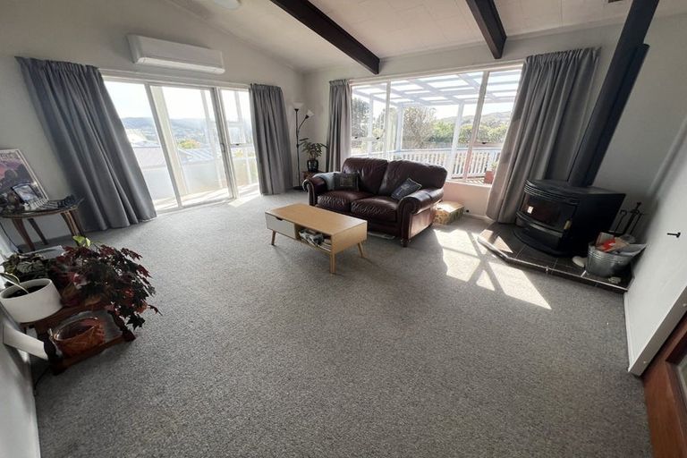 Photo of property in 24 Colchester Crescent, Newlands, Wellington, 6037