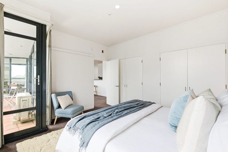 Photo of property in 17 Kent Terrace - Kent Apartments, 7e/16 Kent Terrace, Mount Victoria, Wellington, 6011