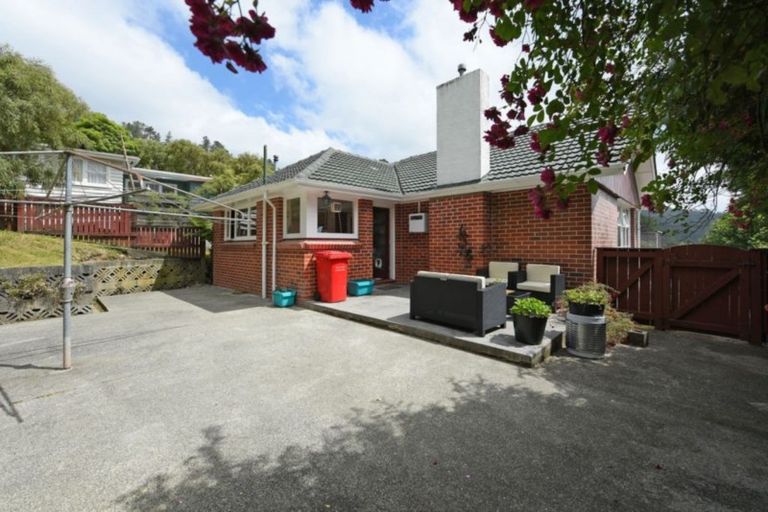 Photo of property in 99 Manuka Street, Stokes Valley, Lower Hutt, 5019