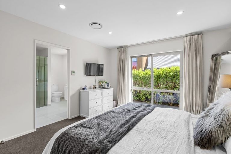 Photo of property in 10 Lakebridge Place, Parklands, Christchurch, 8083