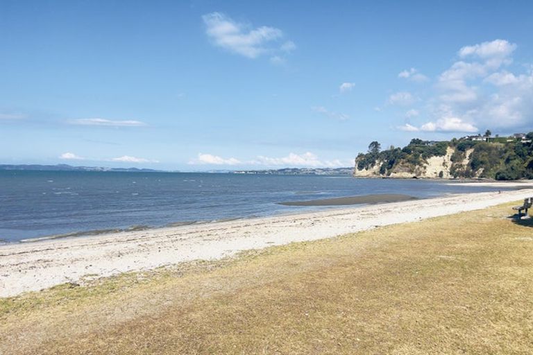 Photo of property in 51a The Esplanade, Eastern Beach, Auckland, 2012