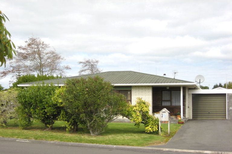 Photo of property in 1 Tamati Place, Merrilands, New Plymouth, 4312