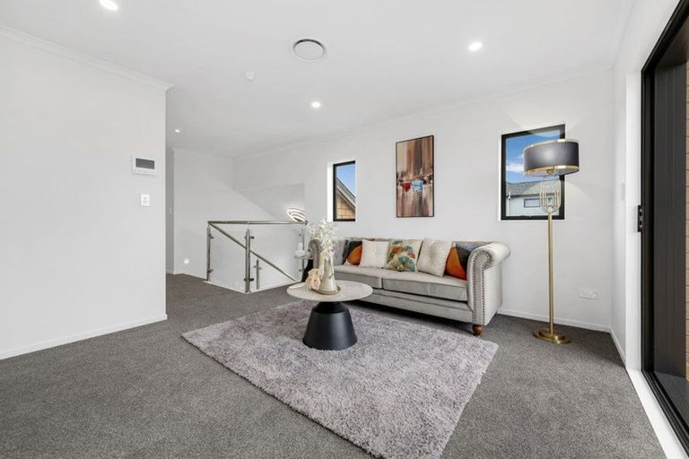 Photo of property in 8 Pineview Drive, Rosehill, Papakura, 2113