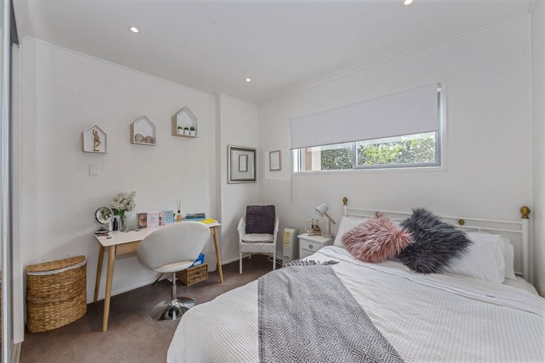 Photo of property in 1 Pluto Place, Beach Haven, Auckland, 0626