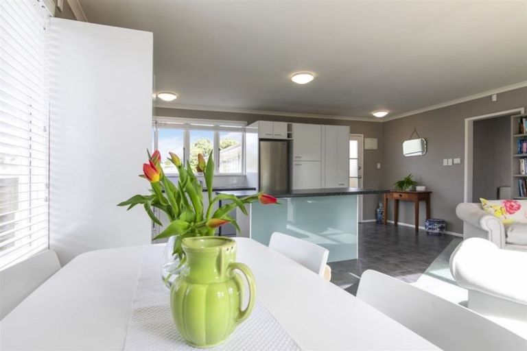 Photo of property in 2/118 Triangle Road, Massey, Auckland, 0614