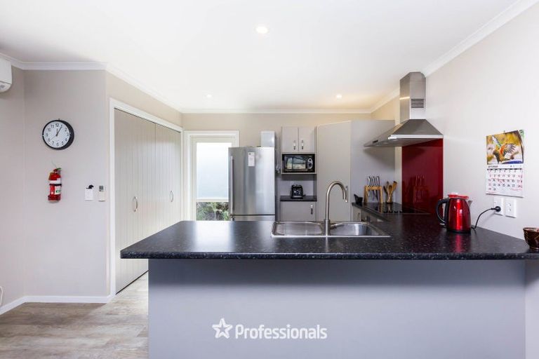Photo of property in 88 Sunstone Crescent, Timberlea, Upper Hutt, 5018