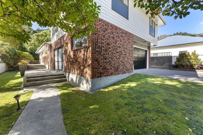 Photo of property in 65 Kamahi Street, Stokes Valley, Lower Hutt, 5019