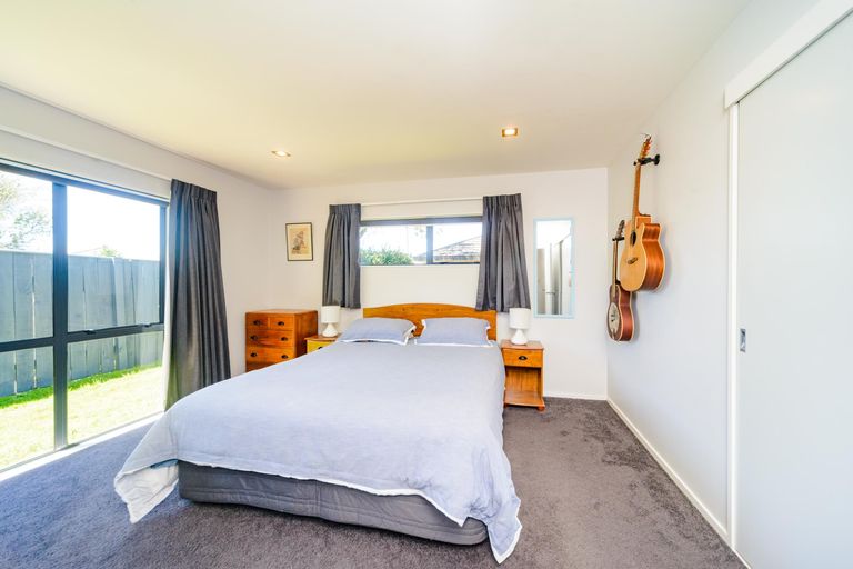 Photo of property in 17 Woburn Place, Takaro, Palmerston North, 4412