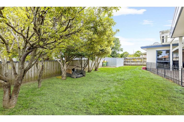 Photo of property in 11 Glenveagh Park Drive, Weymouth, Auckland, 2103