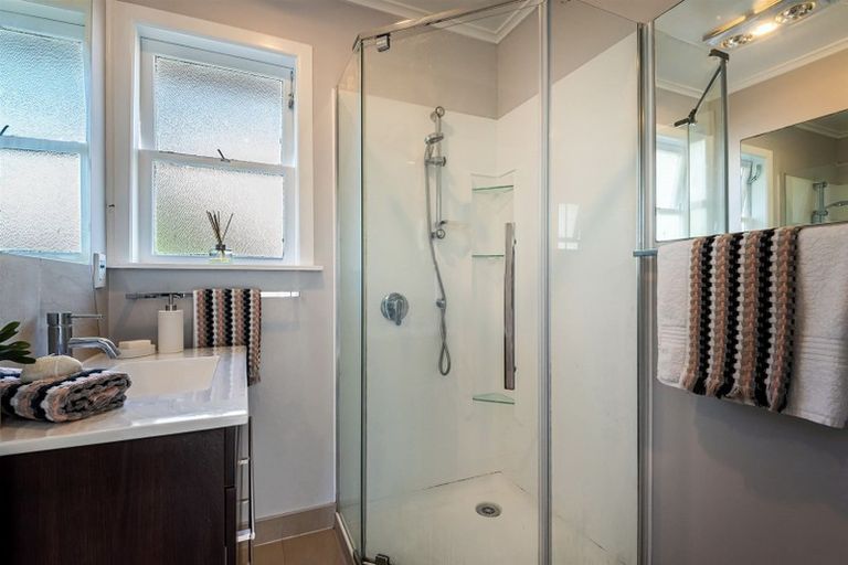 Photo of property in 1/62 Roberts Road, Glenfield, Auckland, 0629