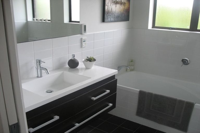 Photo of property in 2/33 Montgomery Avenue, Rothesay Bay, Auckland, 0630