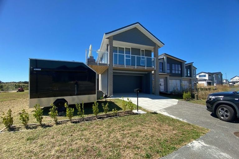 Photo of property in 9 Whata Street, Clarks Beach, 2122