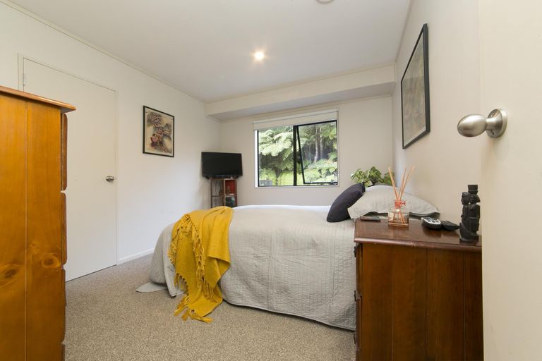 Photo of property in 420 Scenic Drive, Waiatarua, Auckland, 0612