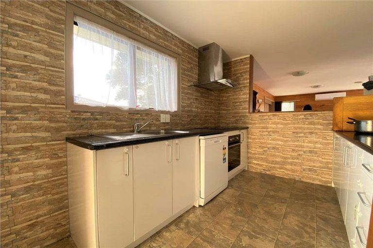 Photo of property in 60 Cedar Heights Avenue, Massey, Auckland, 0614