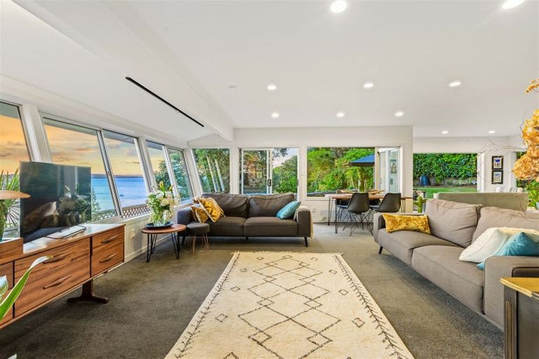 Photo of property in 1100a Whangaparaoa Road, Tindalls Beach, Whangaparaoa, 0930