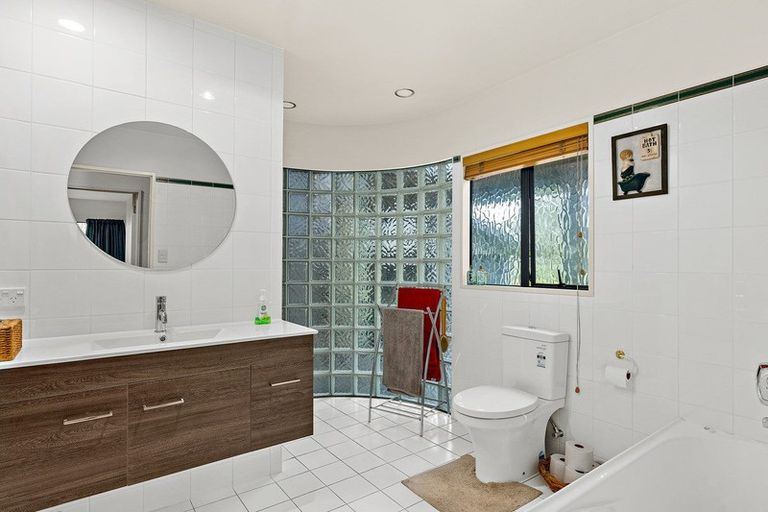 Photo of property in 660 Waitakere Road, Kumeu, 0891