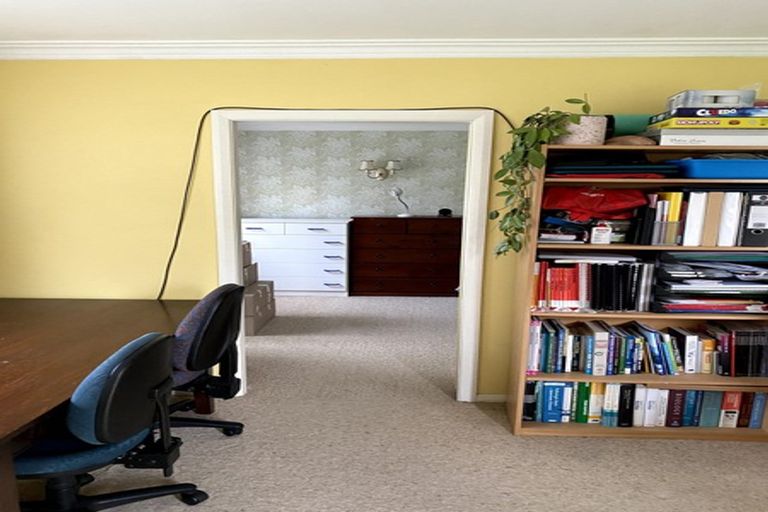 Photo of property in 27 Saint Albans Avenue, Hokowhitu, Palmerston North, 4410