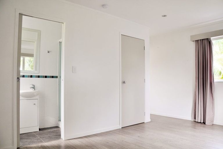 Photo of property in 100 Spinella Drive, Bayview, Auckland, 0629