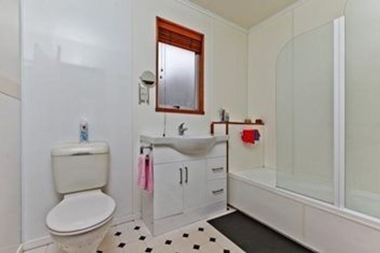 Photo of property in 16a Normanton Street, Glenfield, Auckland, 0629