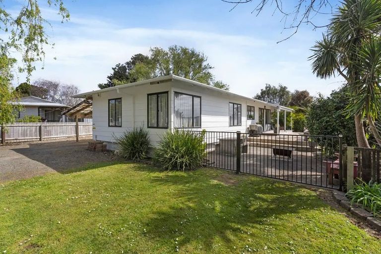 Photo of property in 22 Pukeroa Place, Papakura, 2110