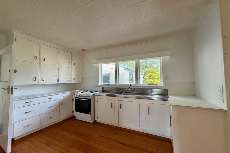 Photo of property in 56 Christmas Road, Manurewa, Auckland, 2102