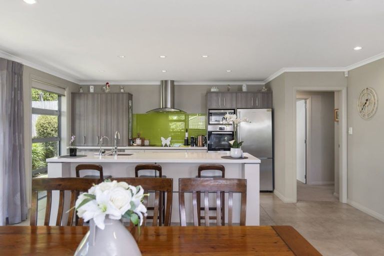 Photo of property in 16 Tranquil Grove, Omokoroa, 3114