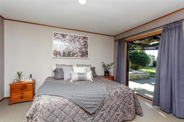 Photo of property in 51 Heta Road, Highlands Park, New Plymouth, 4312