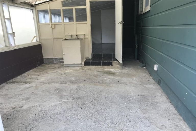 Photo of property in 120 View Road, Sunnyvale, Auckland, 0612