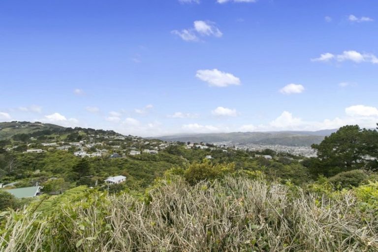 Photo of property in 2/7 Banksia Grove, Maungaraki, Lower Hutt, 5010