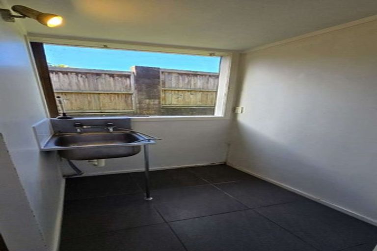 Photo of property in 1 Lauderdale Road, Birkdale, Auckland, 0626