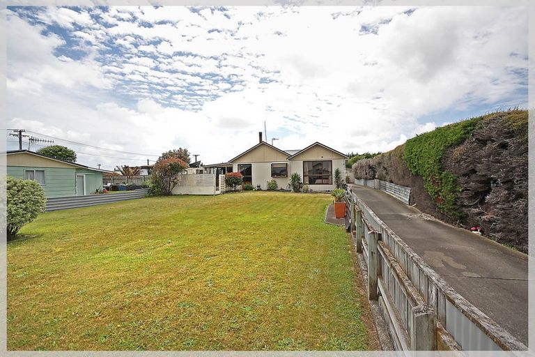 Photo of property in 47 Edinburgh Terrace, Foxton Beach, Foxton, 4815