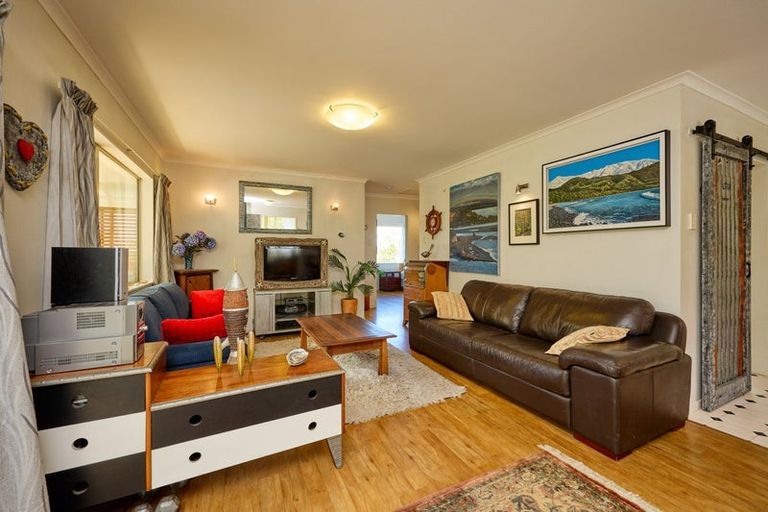 Photo of property in 17 Makura Road, Goose Bay, Kaikoura, 7374