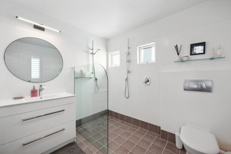 Photo of property in 1/13 Milford Road, Milford, Auckland, 0620