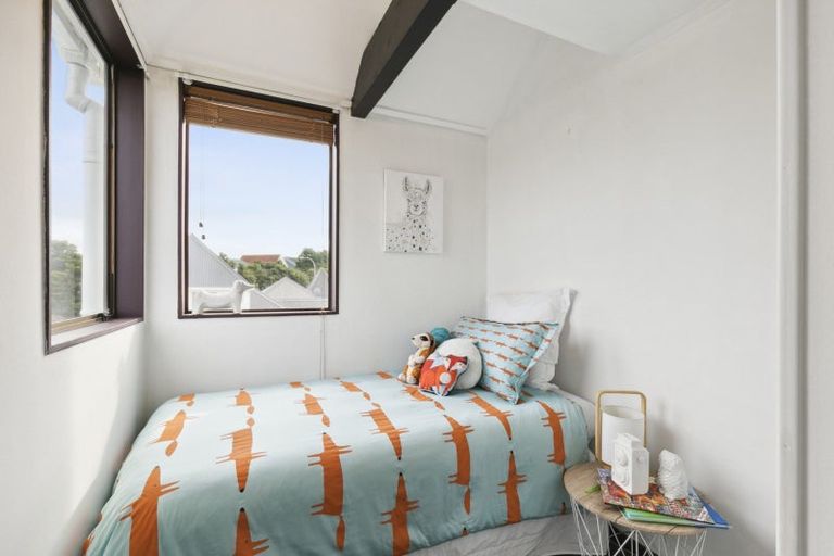 Photo of property in 140 Akaroa Drive, Maupuia, Wellington, 6022