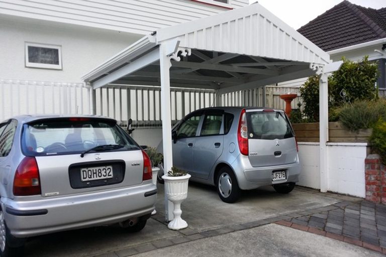 Photo of property in 124 Parkvale Road, Karori, Wellington, 6012