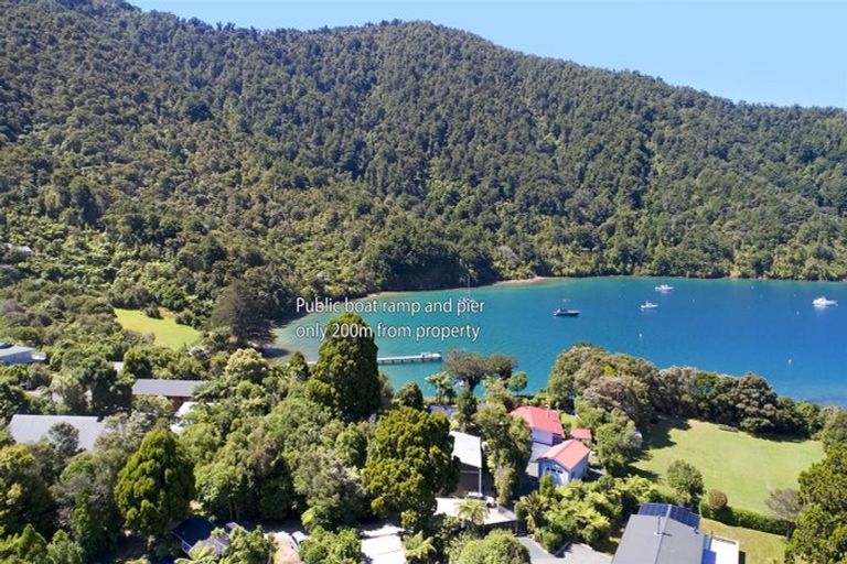 Photo of property in 19 Kamahi Road, Tennyson Inlet, 7195