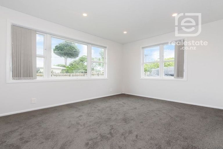 Photo of property in 11 Ingleby Place, Kelston, Auckland, 0602