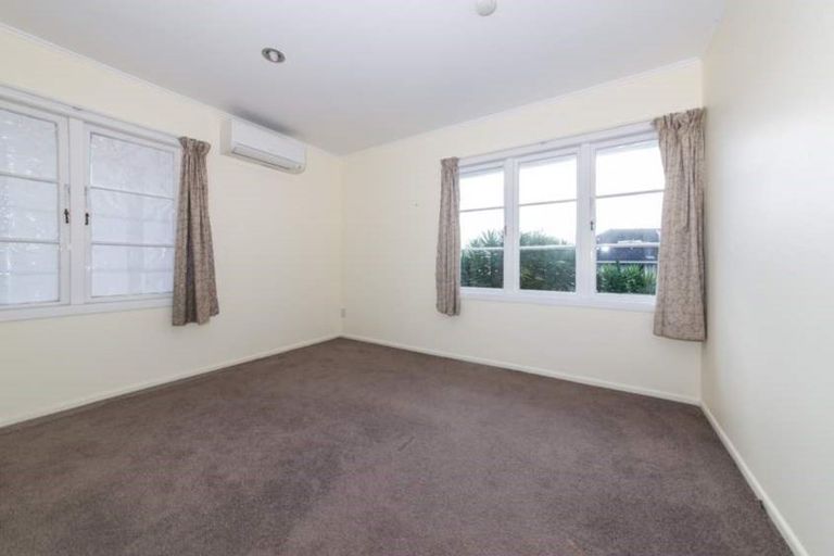 Photo of property in 17 Alma Street, Te Atatu South, Auckland, 0610